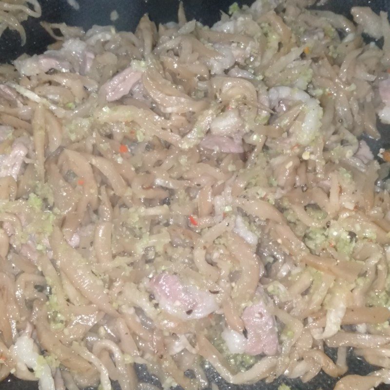 Step 2 Making pickled radish stir-fried with meat Pickled radish stir-fried with meat