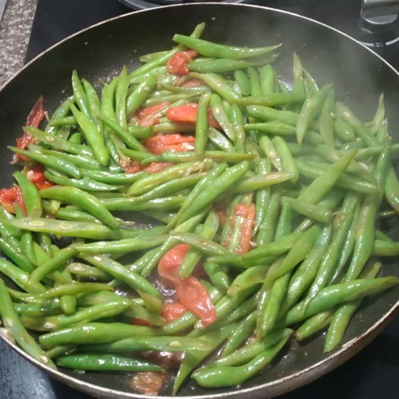 Step 3 Stir-fried green beans with tomatoes