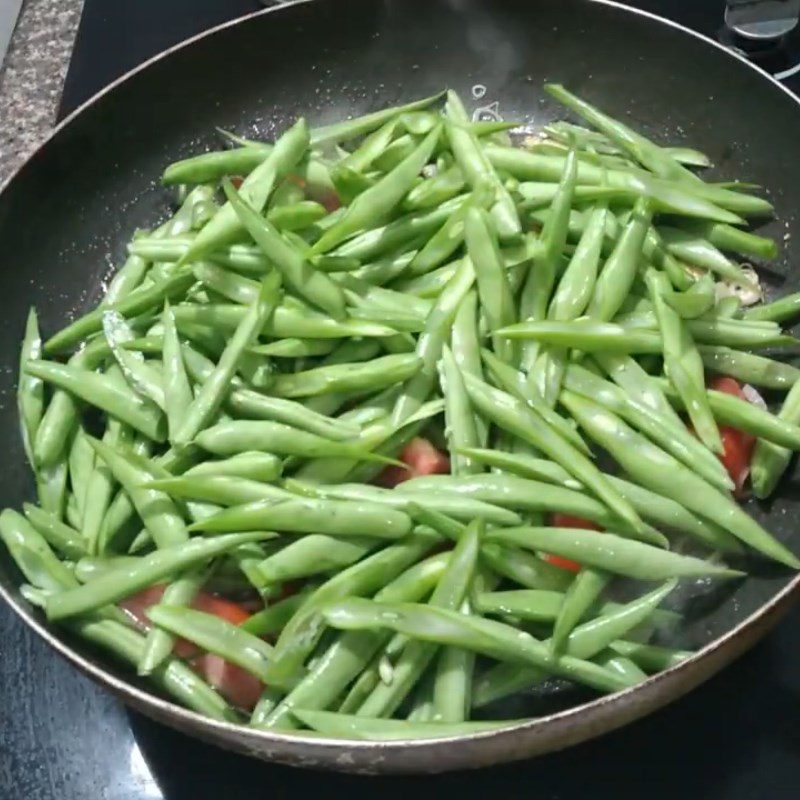 Step 3 Stir-fried green beans with tomatoes