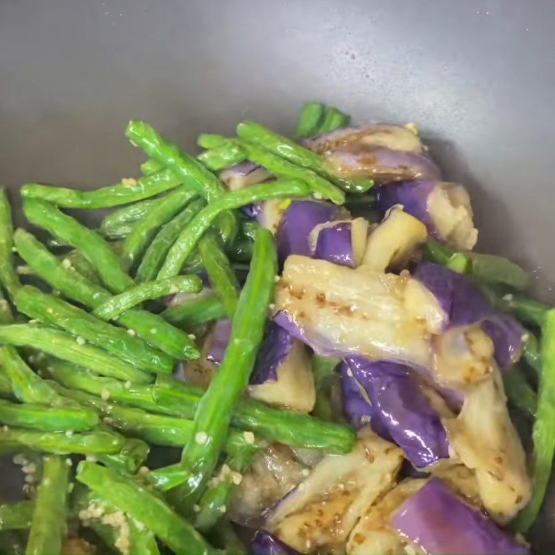 Step 4 Stir-fry the green beans with eggplant Stir-fried Green Beans with Eggplant