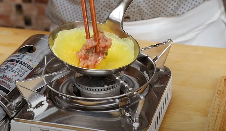 Step 6 Making egg and meat wontons for Sichuan hot pot