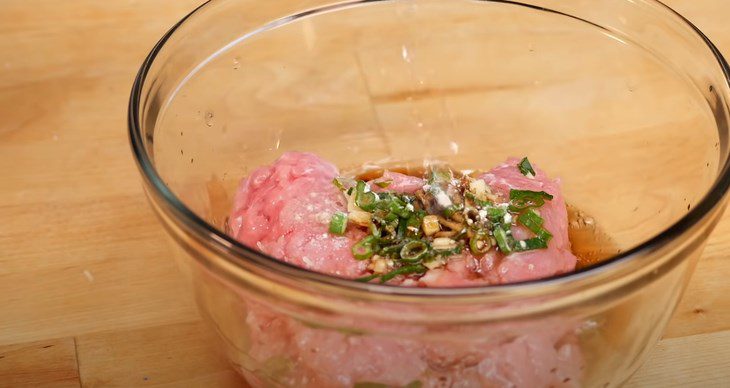 Step 6 Make egg and meat wontons for Sichuan Hot Pot