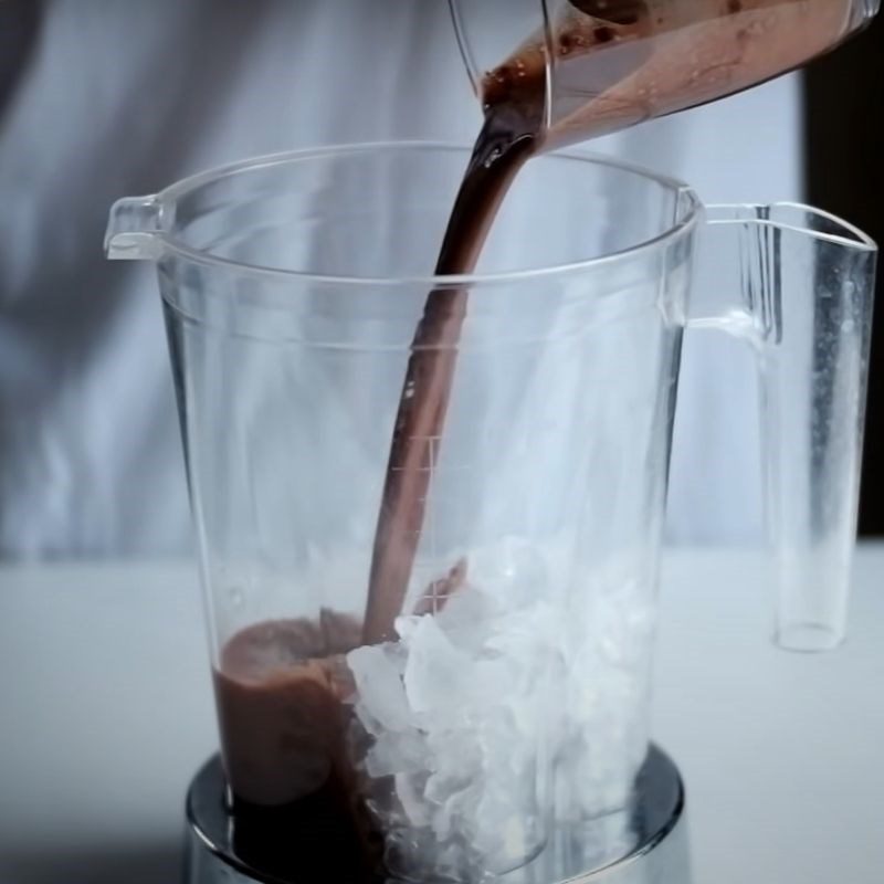 Step 2 Make blended iced cocoa milk Cocoa milk blended with lava sauce