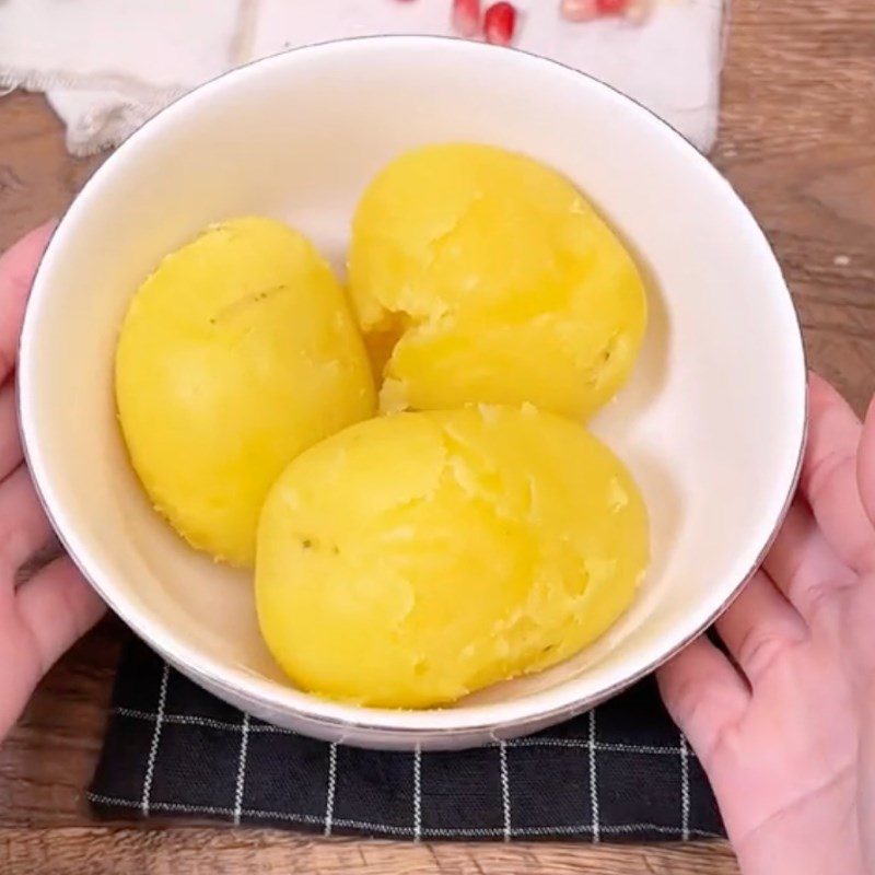 Step 2 Make mashed potatoes for pan-fried chicken thigh mushrooms