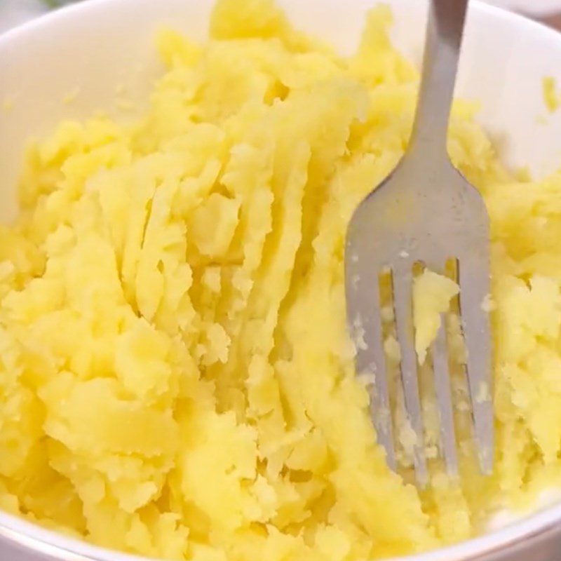 Step 2 Make mashed potatoes for pan-fried chicken thigh mushrooms