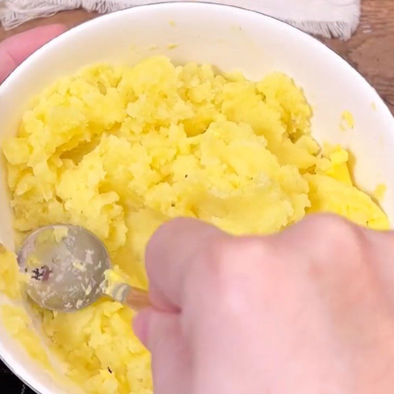 Step 2 Make mashed potatoes with sautéed chicken thigh mushrooms