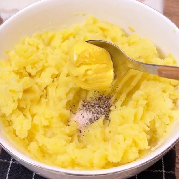 Step 2 Make mashed potatoes for pan-fried chicken thigh mushrooms