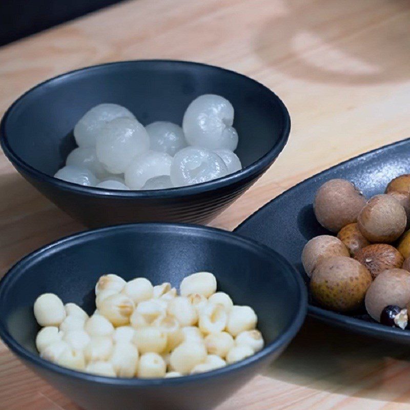 Step 3 Making longan Milk tea with longan and lotus seeds