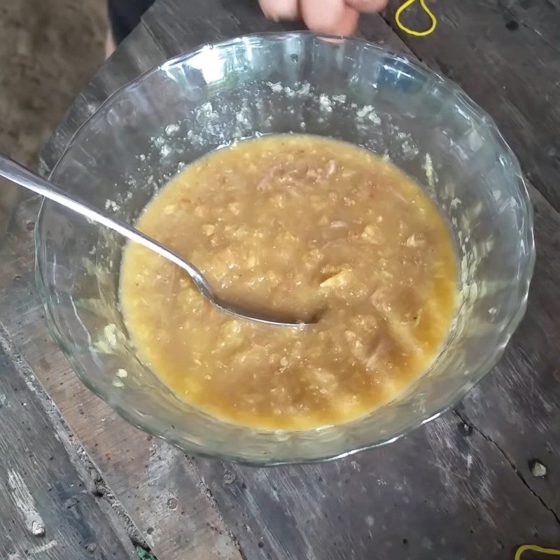 Step 4 Make dipping sauce for stir-fried pork with green banana and starfruit