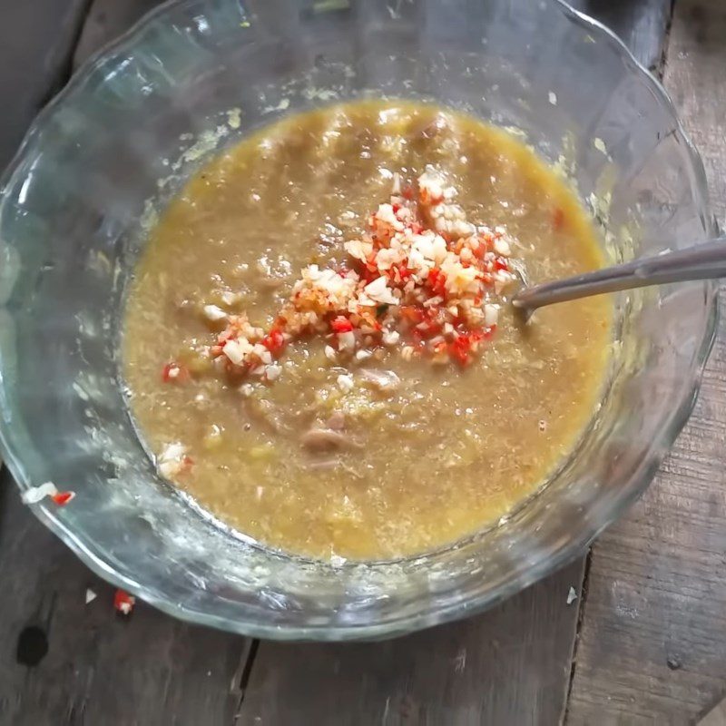 Step 4 Make dipping sauce for stir-fried pork with green banana and starfruit