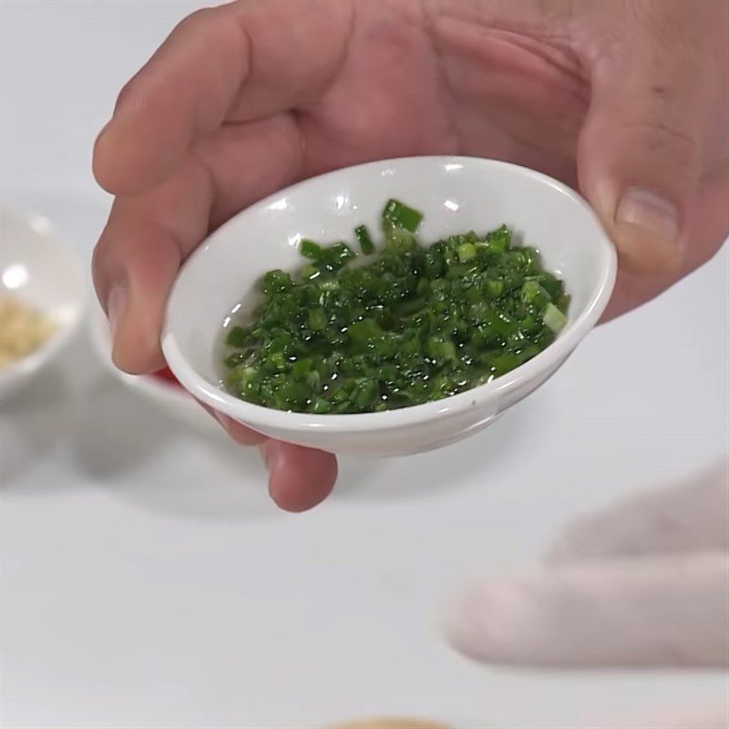 Step 3 Make the scallion oil for the fried spring rolls