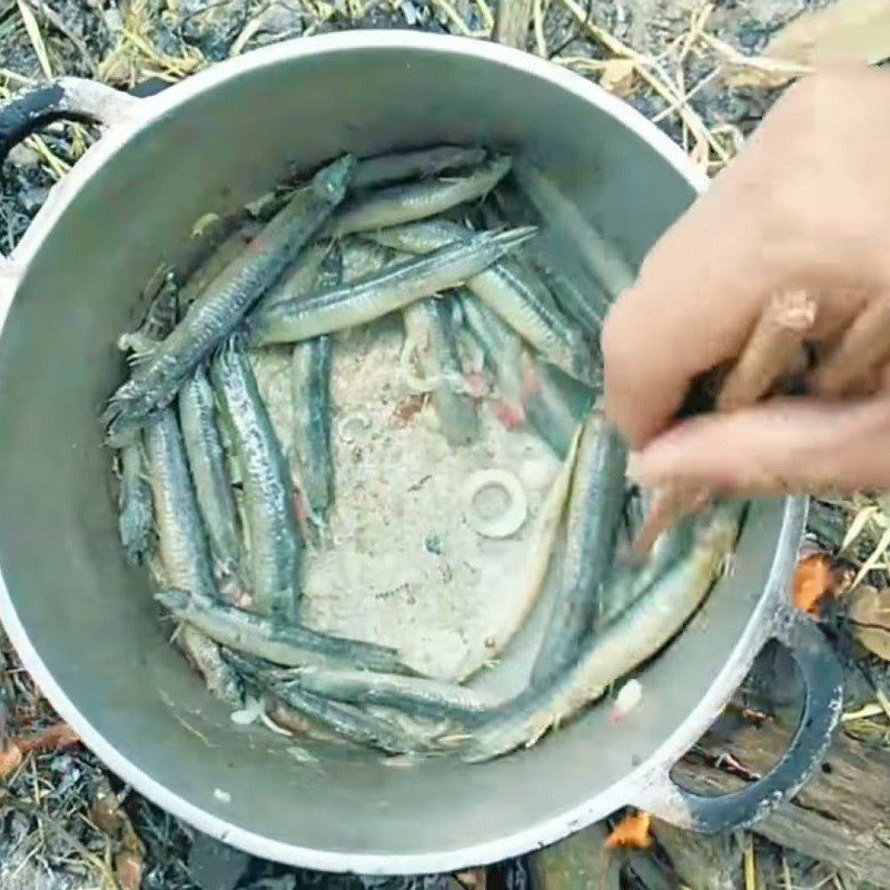 Step 3 Cook eel with banana stem Eel with banana stem