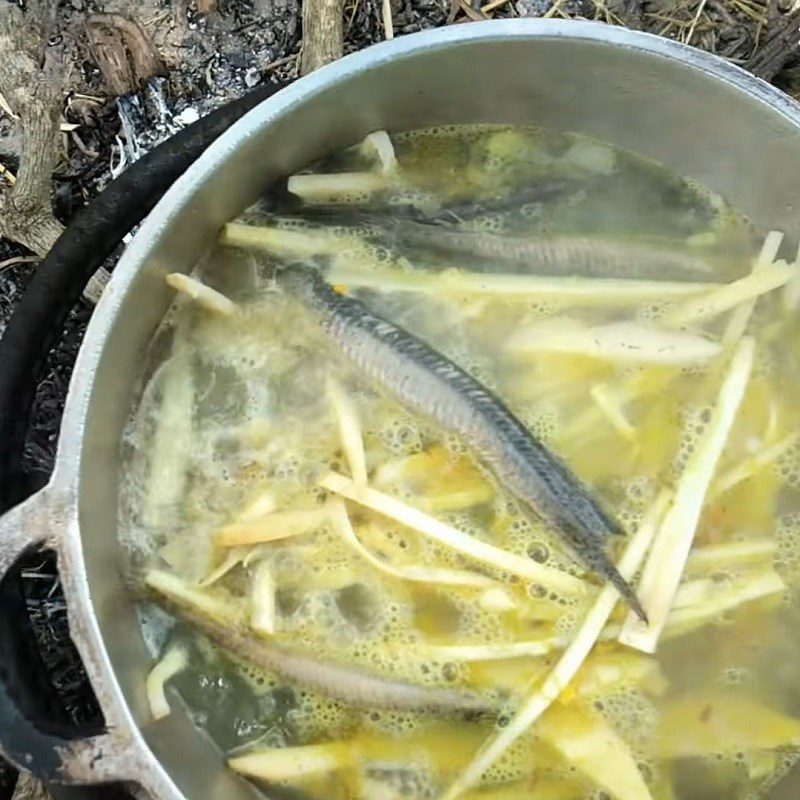 Step 3 Cook eel with banana stem Eel with banana stem