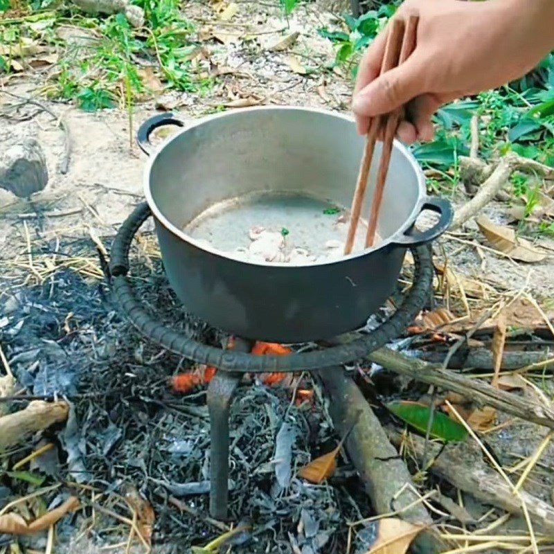 Step 3 Cook eel with banana stem Eel with banana stem