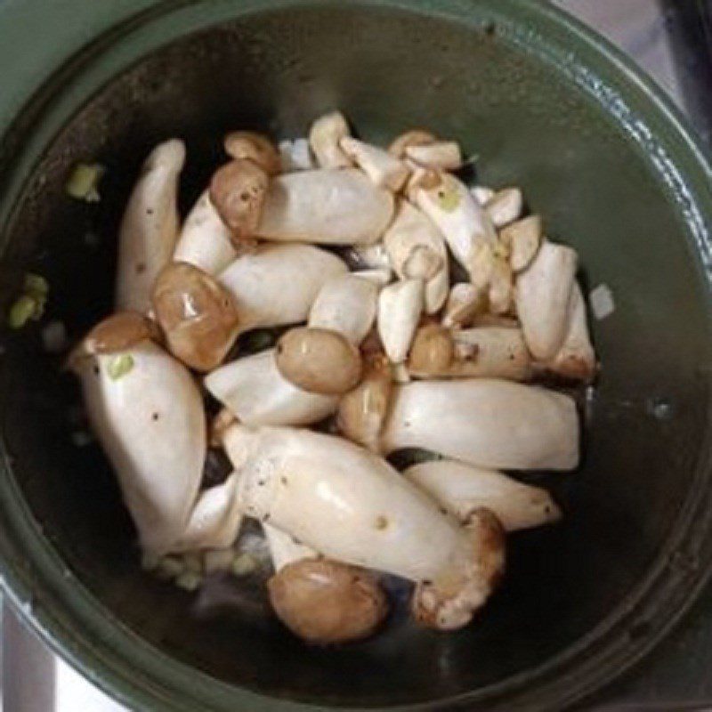 Step 2 Making soy sauce braised chicken thigh mushrooms