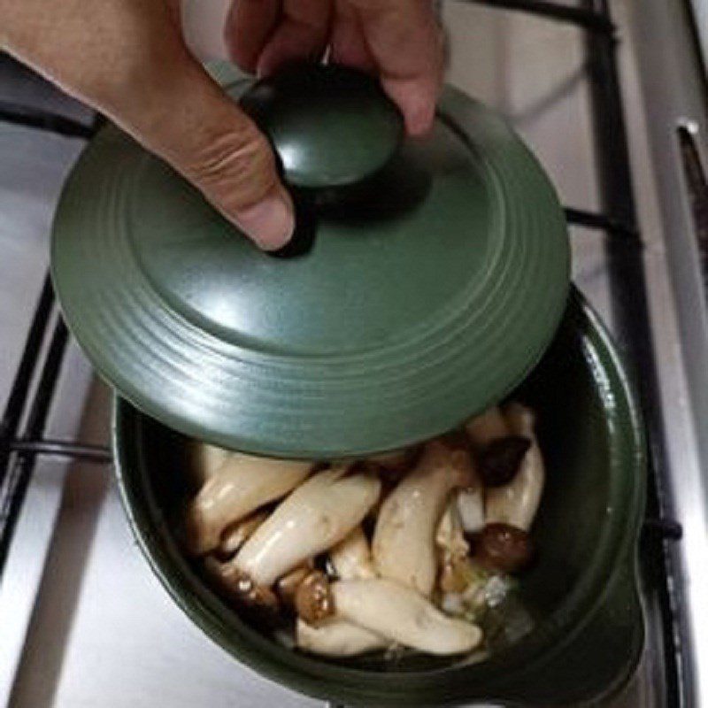 Step 2 Making soy sauce braised chicken thigh mushrooms