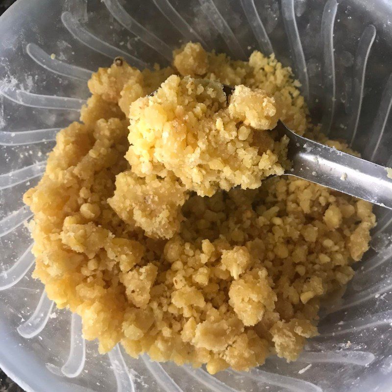 Step 2 Make the filling for Sugar Fried Cake (recipe shared by a user)