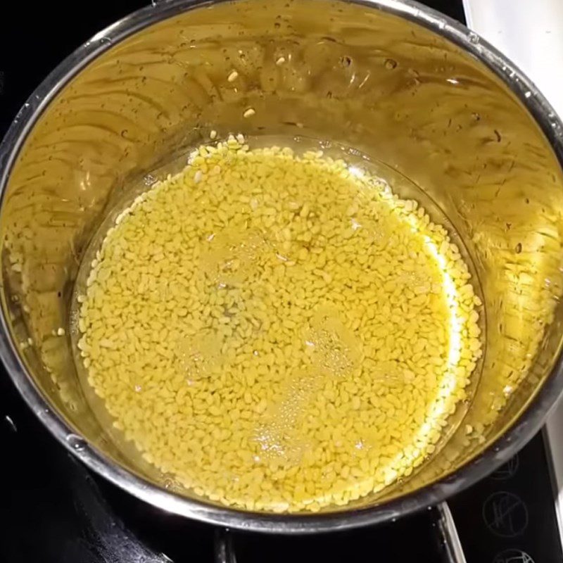 Step 4 Making mung bean filling Sticky rice with mung beans using a rice cooker