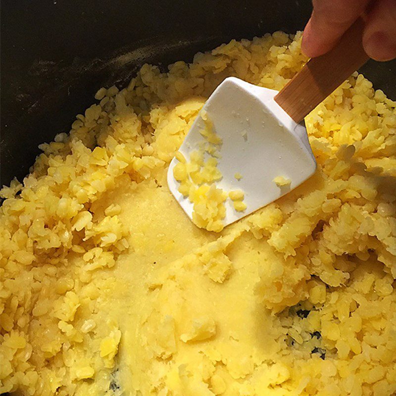 Step 4 Making mung bean filling Sticky rice with mung beans using a rice cooker