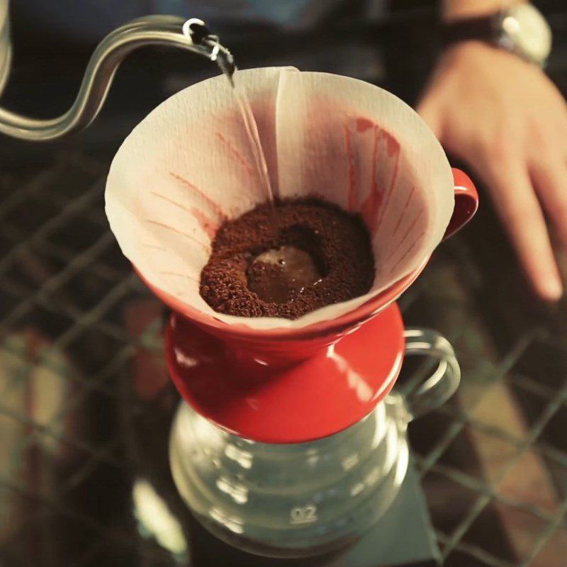 Step 3 Blooming the coffee Coffee filter