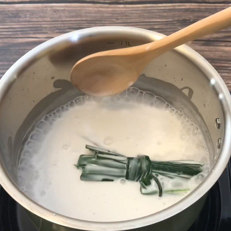 Step 4 Make coconut milk Mung bean sweet soup