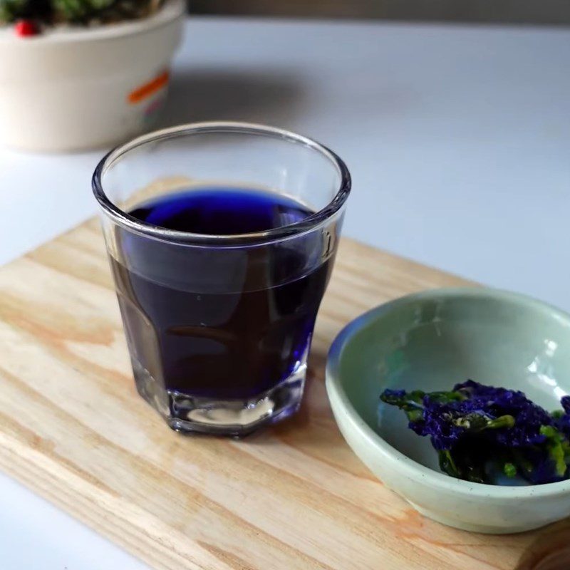 Step 1 Make butterfly pea extract for Butterfly Pea Milk Tea