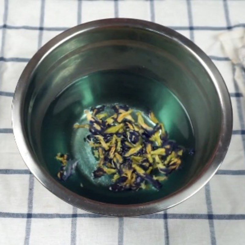 Step 1 Making butterfly pea flower extract for Yogurt with Butterfly Pea Flower and Dac Seed