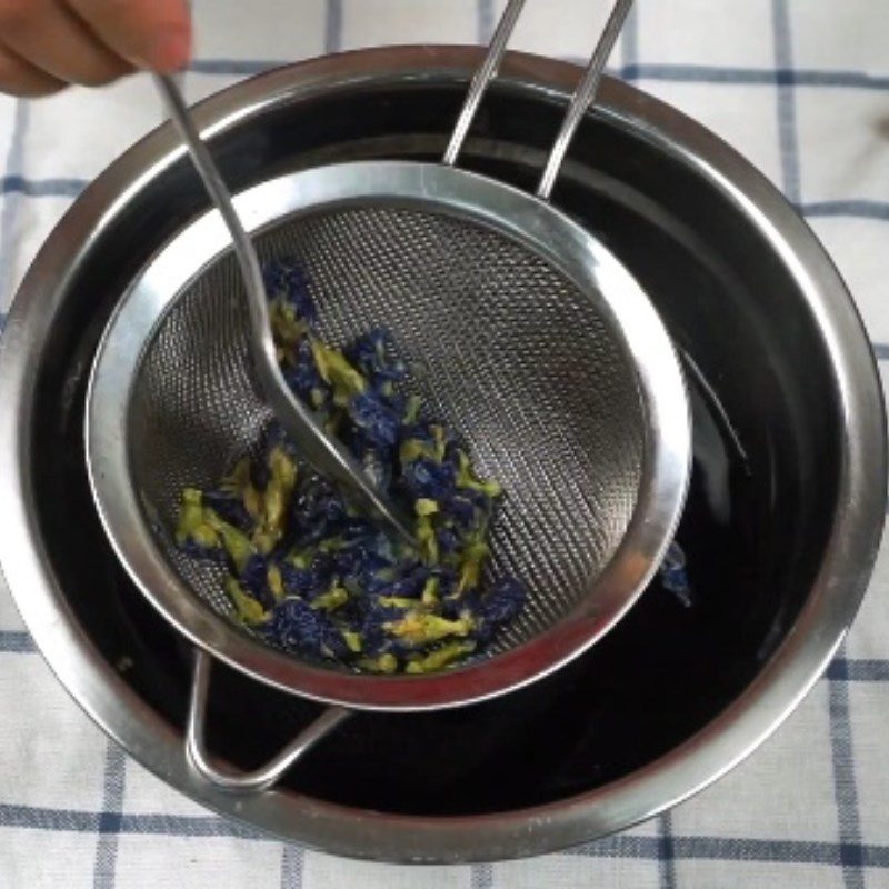 Step 1 Making butterfly pea flower extract for Yogurt with Butterfly Pea Flower and Dac Seed