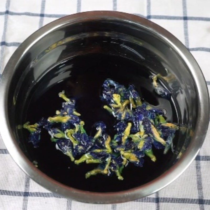 Step 1 Making butterfly pea flower extract for Yogurt with Butterfly Pea Flower and Dac Seed