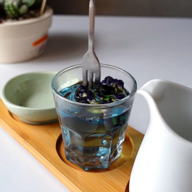 Step 1 Make butterfly pea extract for Butterfly Pea Milk Tea