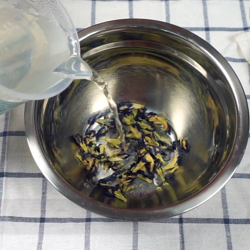 Step 1 Making butterfly pea flower extract for Yogurt with Butterfly Pea Flower and Dac Seed