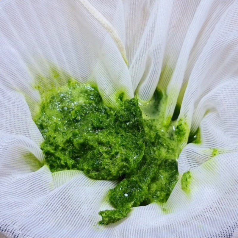 Step 1 Make pandan leaf extract for cassava pudding