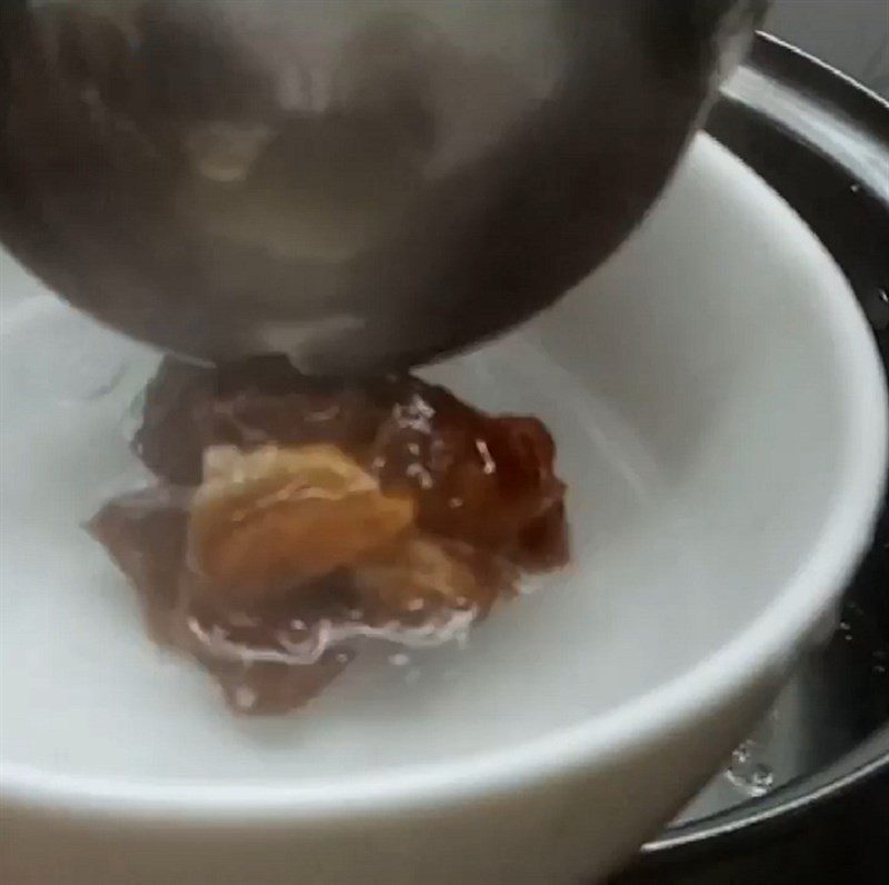 Step 3 Make tamarind juice for sour fish soup with water lily