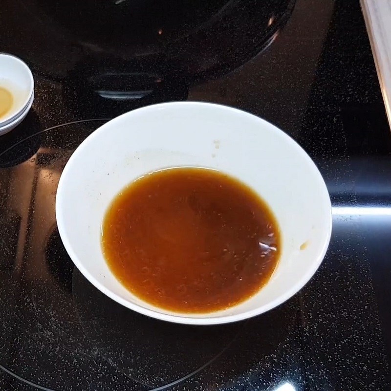 Step 3 Making the sauce for steamed clams with ginger