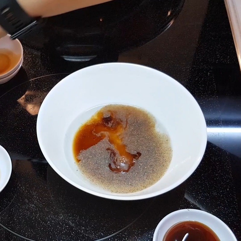 Step 3 Making the sauce for steamed clams with ginger