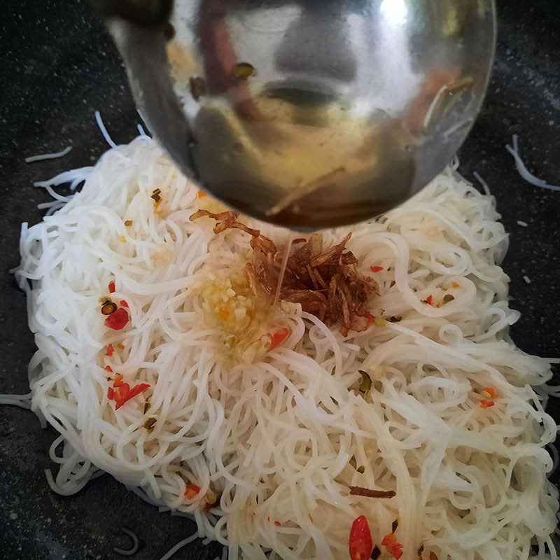 Step 3 Make sauce and mix dry noodles with shrimp