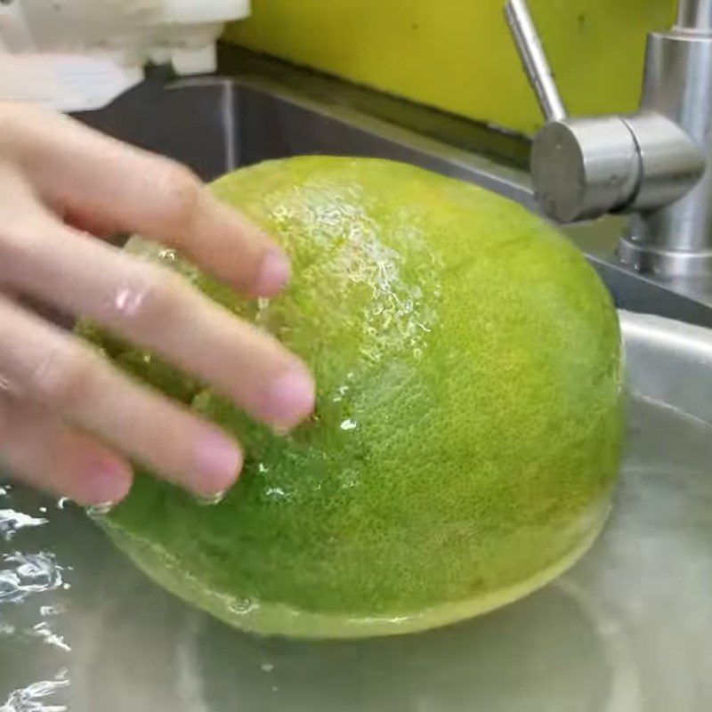 Step 1 Clean the pomelo peel for honey pomelo syrup