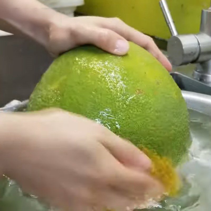 Step 1 Clean the pomelo peel for honey pomelo syrup