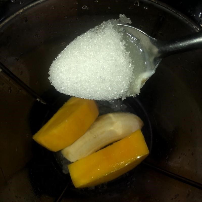 Step 2 Make banana mango fresh milk smoothie