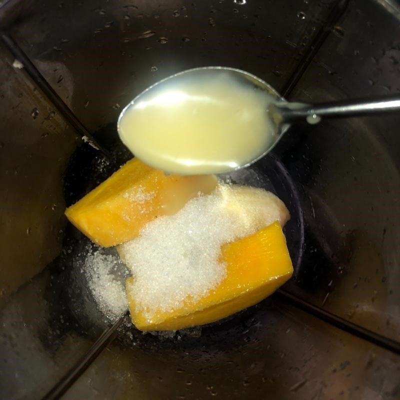 Step 2 Make banana mango fresh milk smoothie