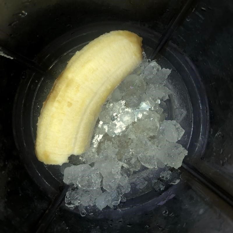 Step 2 Make banana mango fresh milk smoothie