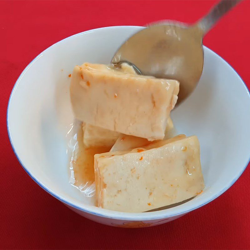 Step 4 Making the dipping sauce for hotpot Roasted pork hotpot with fermented tofu