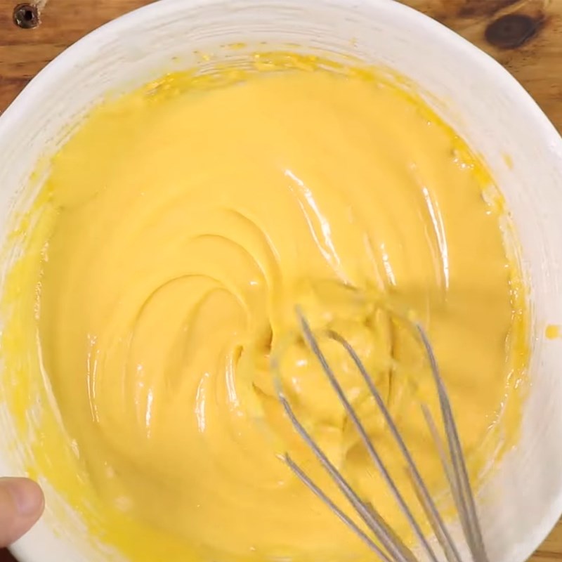 Step 4 Making egg oil sauce Cambodian grilled beef sandwich