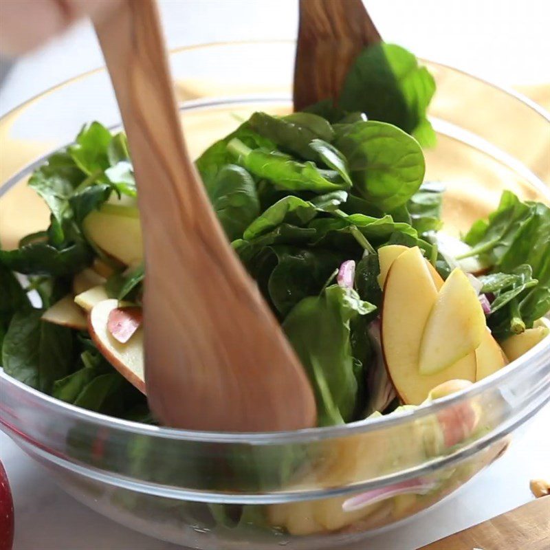 Step 3 Mix salad Spinach salad with apple and walnut
