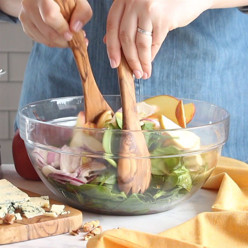 Step 3 Mix salad Spinach salad with apple and walnut