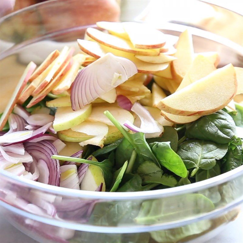 Step 3 Mix salad Spinach salad with apple and walnut