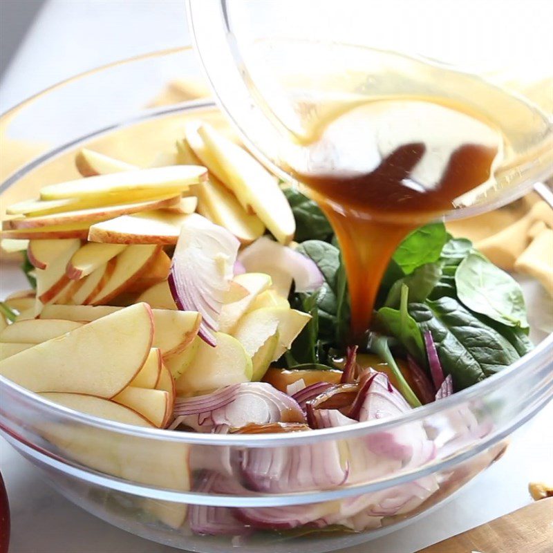Step 3 Mix salad Spinach salad with apple and walnut
