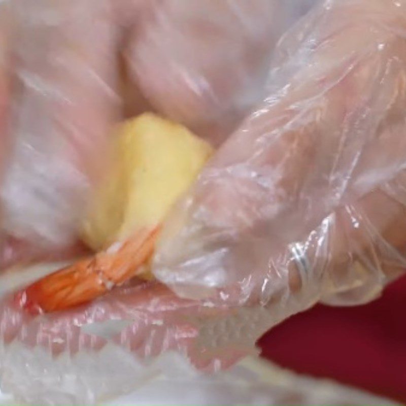 How to Make Kids' Favorite Fried Potato-Covered Shrimp 12 Step 4 Make shrimp wrapped in potatoes Fried shrimp wrapped in potatoes