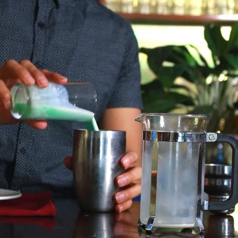 Step 3 Make mint milk tea with white pearls