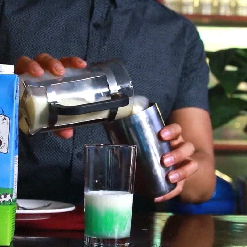 Step 3 Make mint milk tea with white pearls